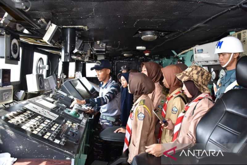 Kenalkan Dunia Kebaharian ke Pelajar, TNI AL Gelar Open Ship di Dumai