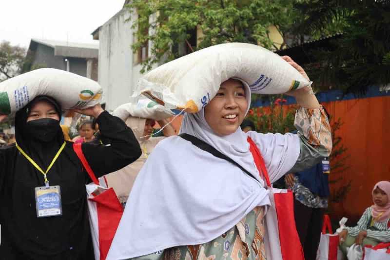 Kendalikan Inflasi, Bulog Kembali Salurkan Bantuan Beras 10 Kg