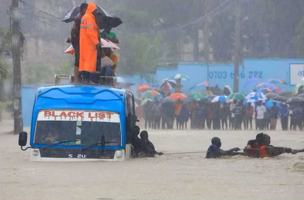 Kenya Dilanda Banjir, Penumpang Bus Dievakuasi dengan Tambang
