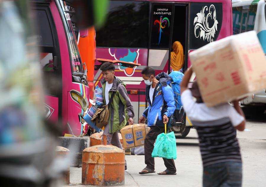 Kepadatan di Terminal Kalideres Akibat Armada Telat Tiba