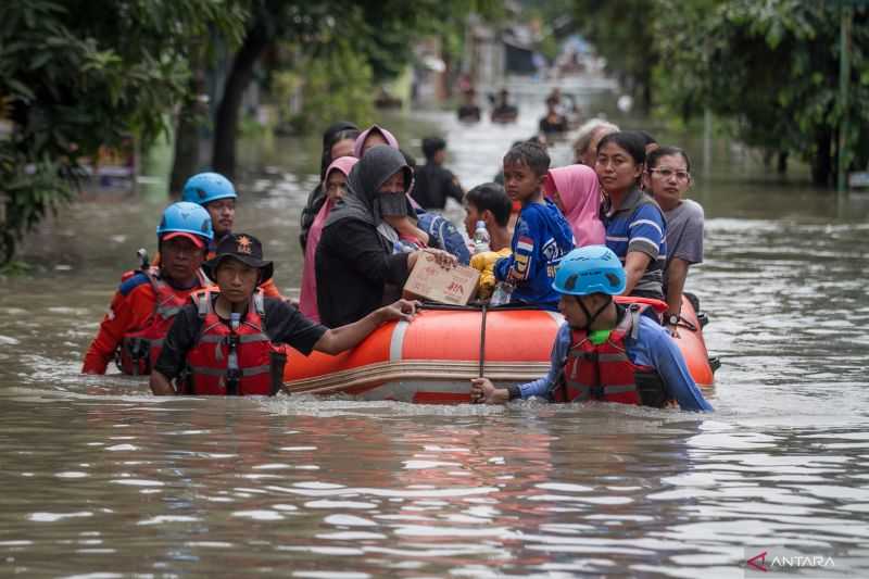Kepala BNPB  Suharyanto Tinjau Langsung Korban Banjir di Solo