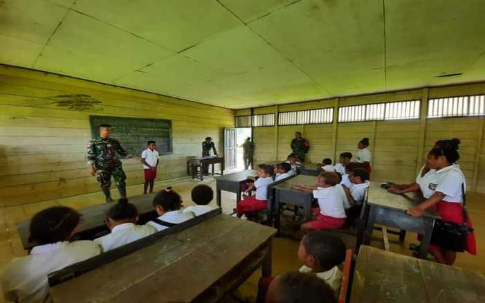 Kepala Sekolah di Keerom Papua Ini Tak Menyangka Prajurit TNI Ternyata Pintar Mengajar Siswa