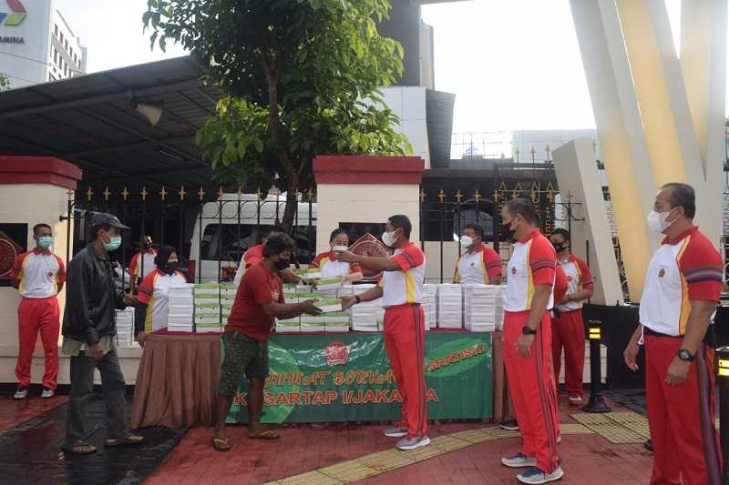 Kepala Staf Kogartap I/Jakarta Bagikan Makanan