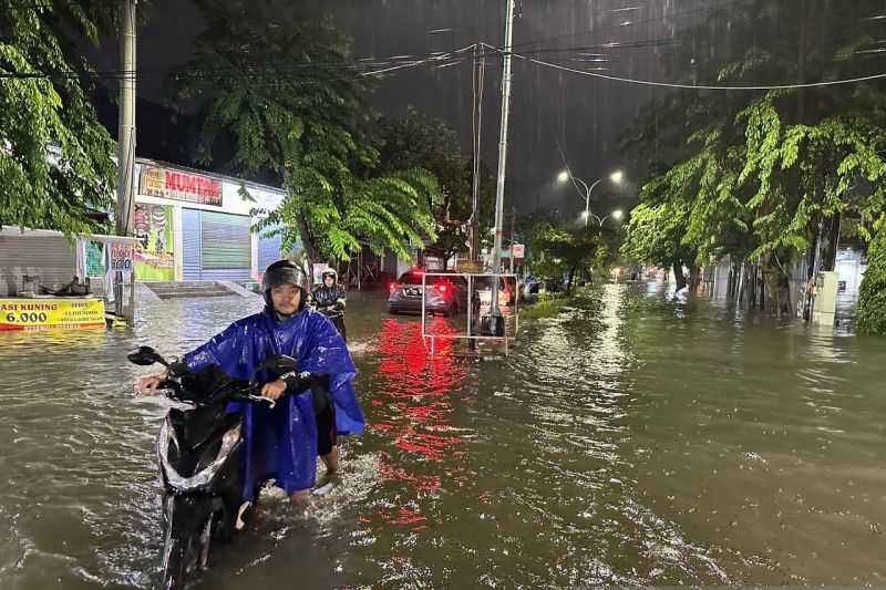 Kerahkan Petugas Gabungan, BNPB Pastikan Penanganan Dampak Banjir di Semarang Cepat dan Tepat