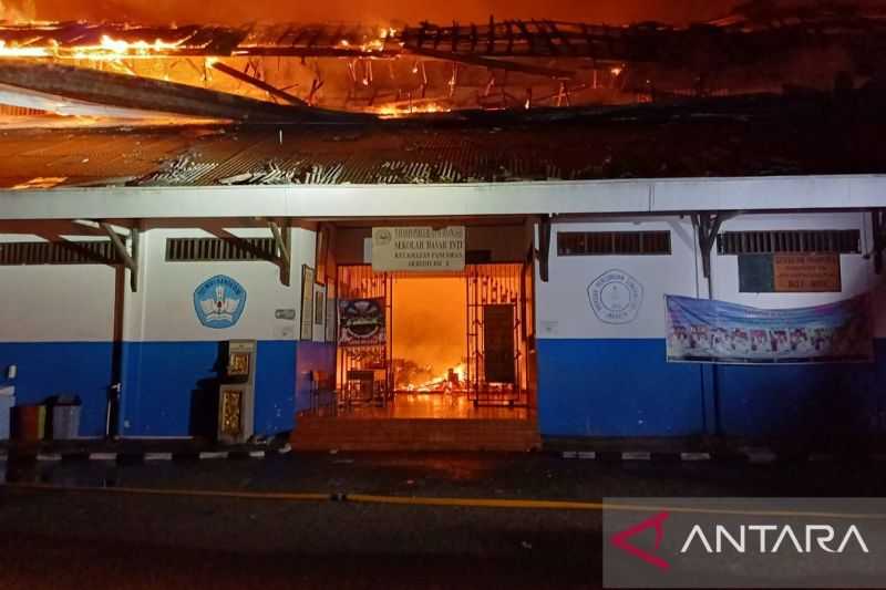Kerahkan Puluhan Personel, Kebakaran Landa Bangunan SD Sumbangsih di Jaksel