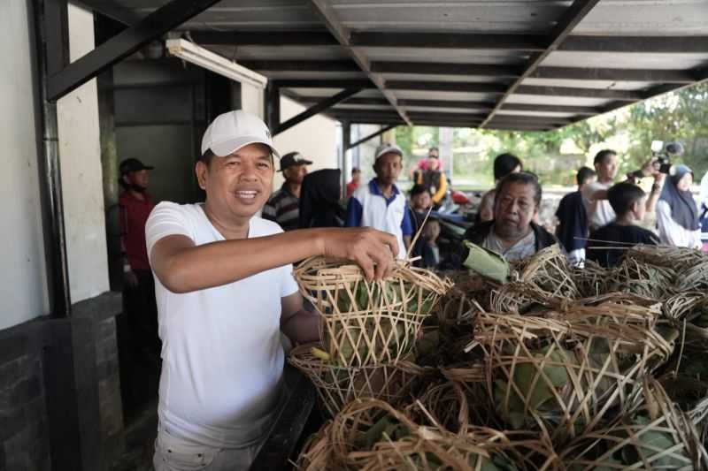 Keren, Anggota DPR Ini Pilih Bungkus Daging dengan Wadah yang Ramah Lingkungan