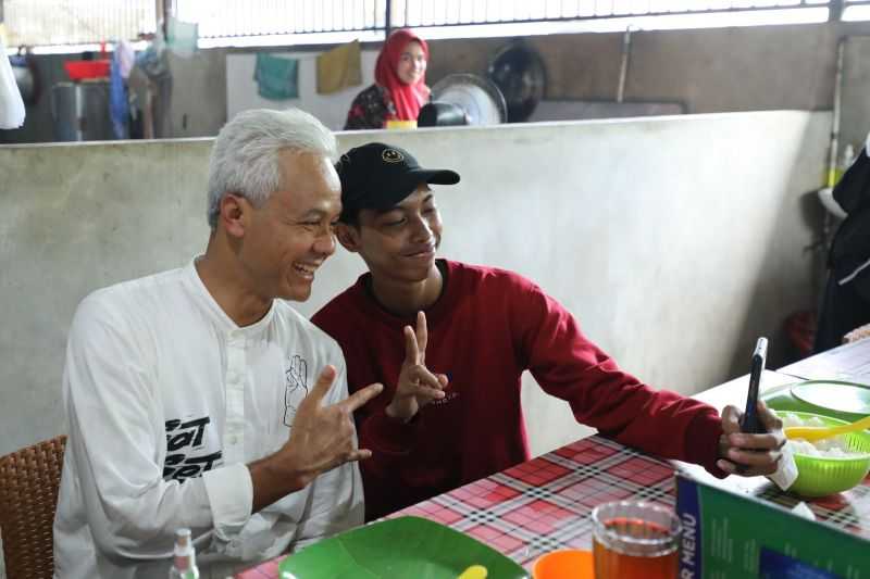 Keren, Capres Ganjar Pranowo Ajak Pendukung Prabowo di Balikpapan Makan Bersama