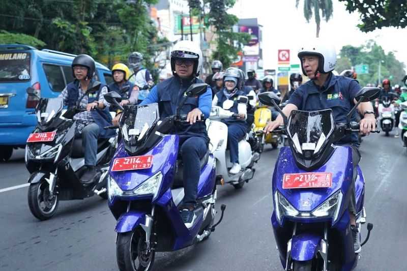 Keren Daerah Mana Lagi yang Akan Menyusul, Bima Arya Jajal Motor Listrik Pertama Milik Pemkot Bogor