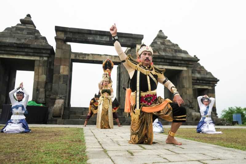 Keren, Didik Nini Thowok Gandeng Siswa Difabel Menari di Keraton Ratu Boko