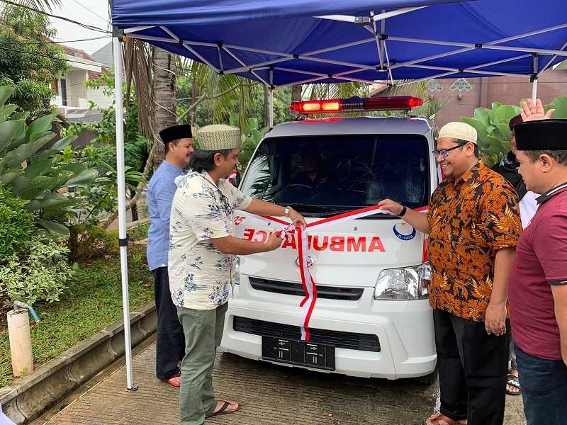 Keren, Komunitas Angkatan ’86 Serahkan Bantuan Ambulance