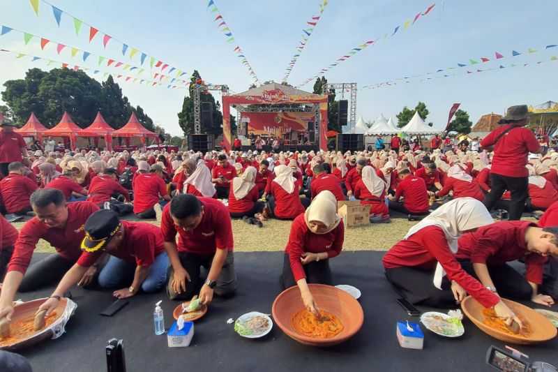 Keren Kreativitas Ini, Ulek Sambal Wader dalam 1.035 Layah Pecahkan Rekor MURI