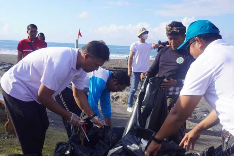 Keren Patut Ditiru, Relawan Kumpulkan Ratusan Kilogram Sampah di Pantai Tangtu