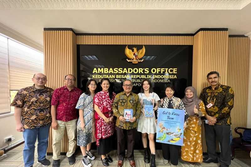Keren, Pelajar Indonesia Terbitkan Buku Habitat Burung di Singapura