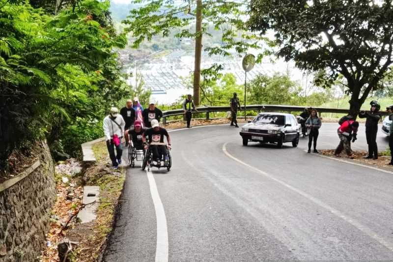 Keren, Penyandang Disabilitas di Bali Kayuh Tanjakan 5 Km Bawa Merah Putih