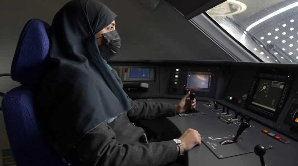 Keren! Perempuan Jadi Masinis Kereta Cepat di Arab Saudi