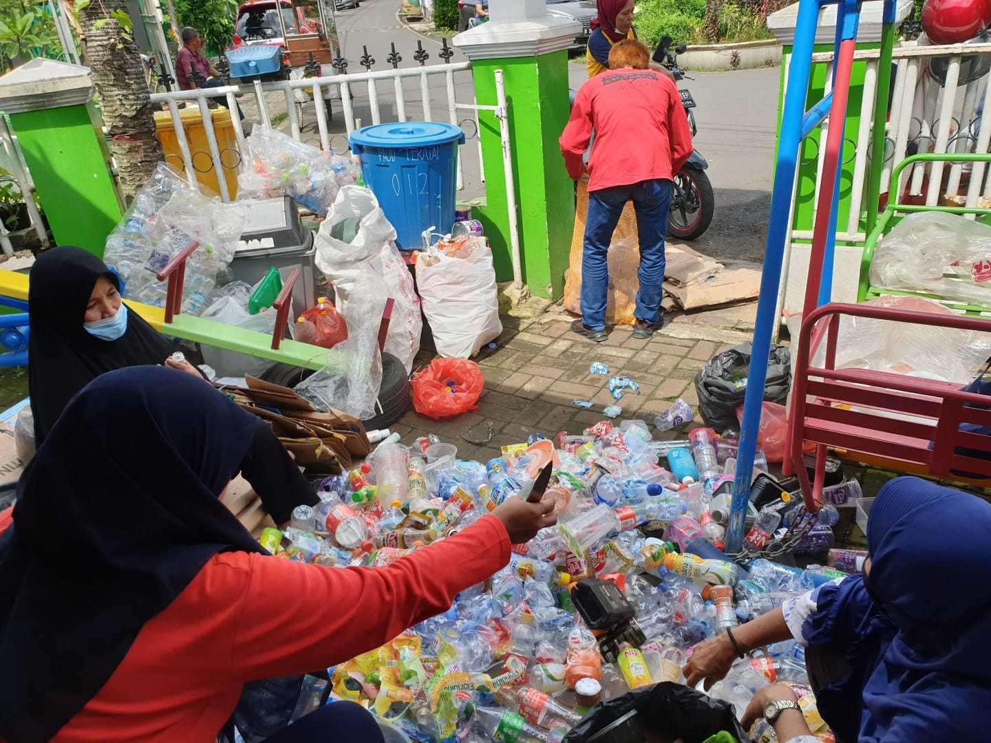 Keren! Pilah Sampah dari Rumah Jadi Budaya di RW Selusin