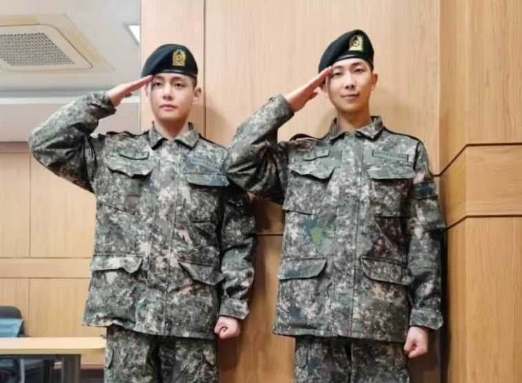 Keren! RM dan V BTS Lulus Pelatihan Dasar Militer sebagai 'Pelatih Elite'