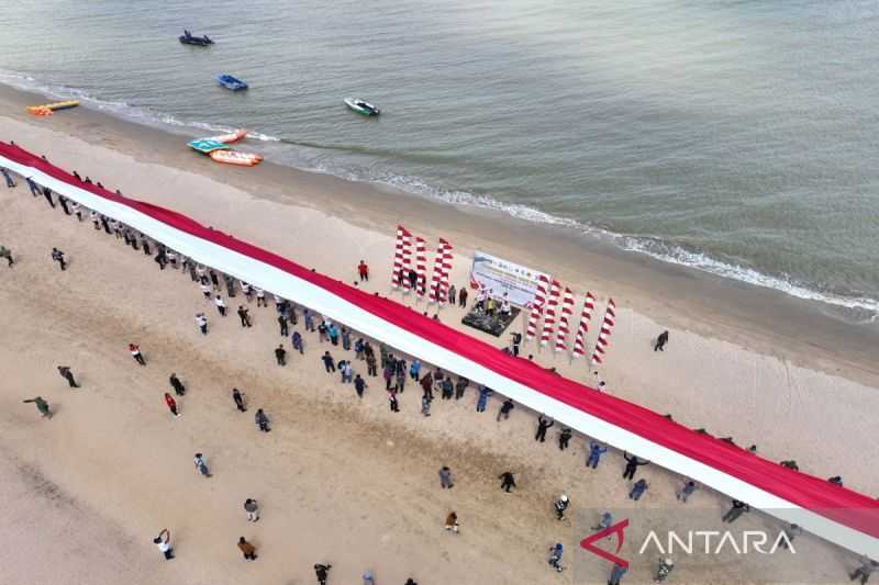 Keren, TNI dan Polri Bentangkan Bendera Merah Putih 250 Meter di Pantai Batakan