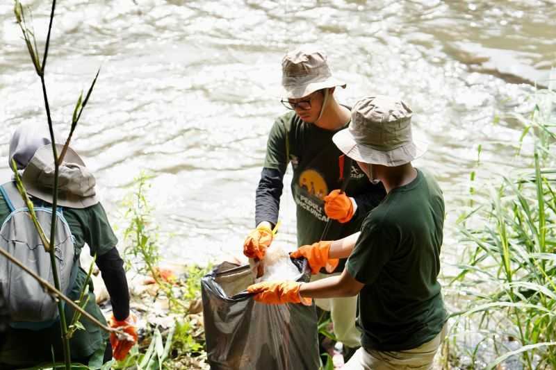 Keren Wajib Ditiru, ASDP Gandeng Komunitas Lingkungan Bersihkan Sampah di Sungai Ciliwung