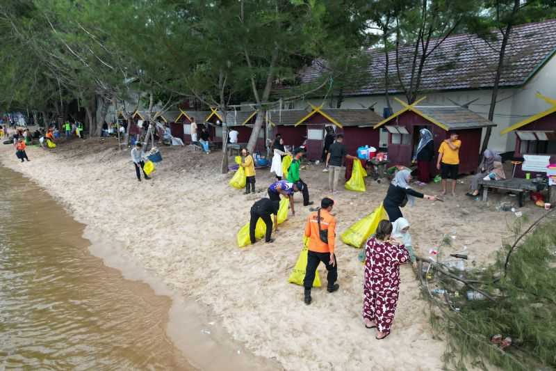 Keren, Wakil Bupati Kotawaringin Timur Pimpin Gerakan Bersih-bersih Pantai Ujung Pandaran