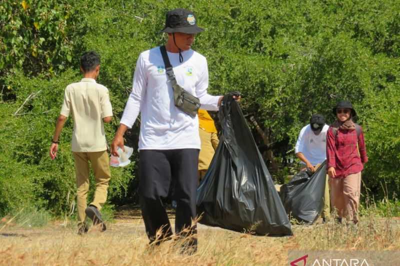 Keren, Warga Kumpulkan 4,8 Kuintal Sampah Pascalomba Mancing di Pantai Sijile Situbondo