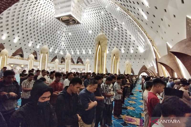 Keren! Warga Salat Tarawih Pertama Usai Masjid Al Jabbar Kembali Dibuka