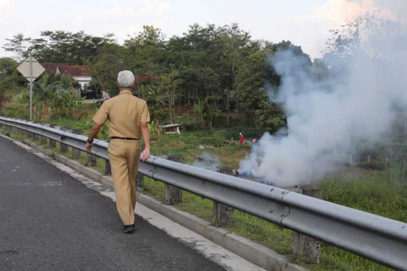 Keren yang Dilakukan Ganjar Pranowo Ini, Padamkan Api di Pinggir Tol Bawen-Ungaran Cegah Kecelakaan