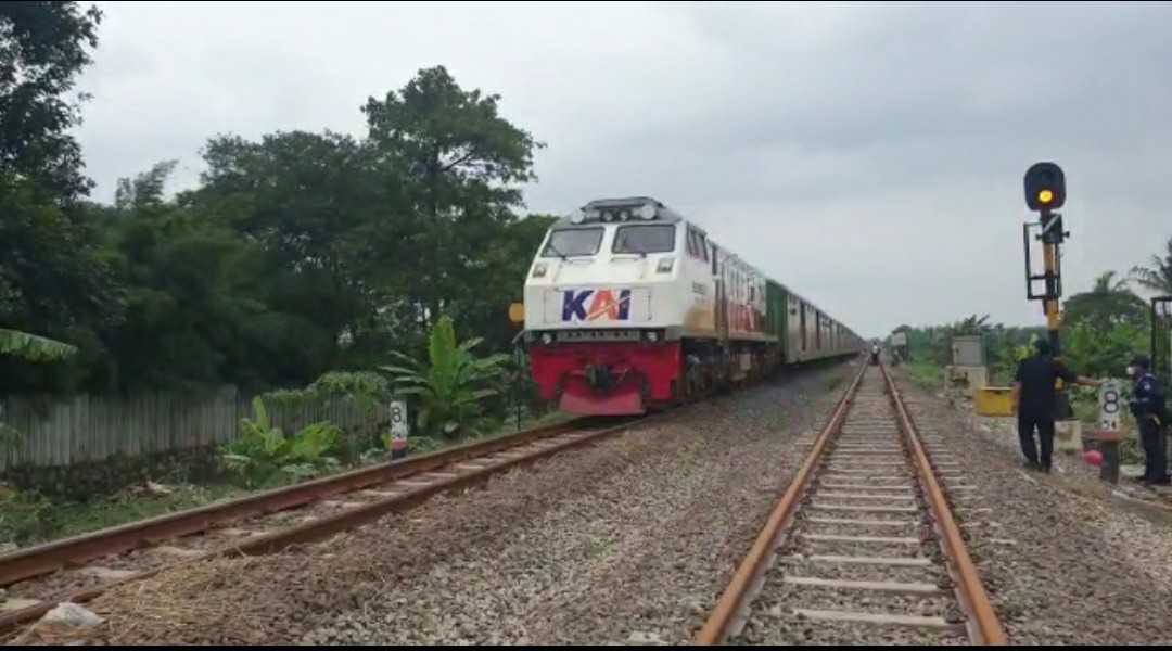 Kereta Api Seruduk Truk di Lamongan, Akibatkan Masinis Terluka