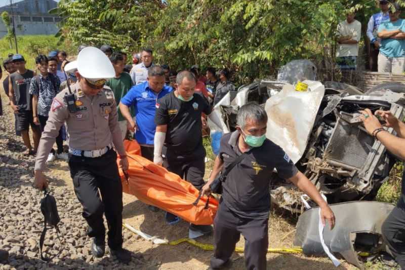 Kereta Barang Tabrak Avanza di Tulungagung, Pengemudi Mobil Tewas