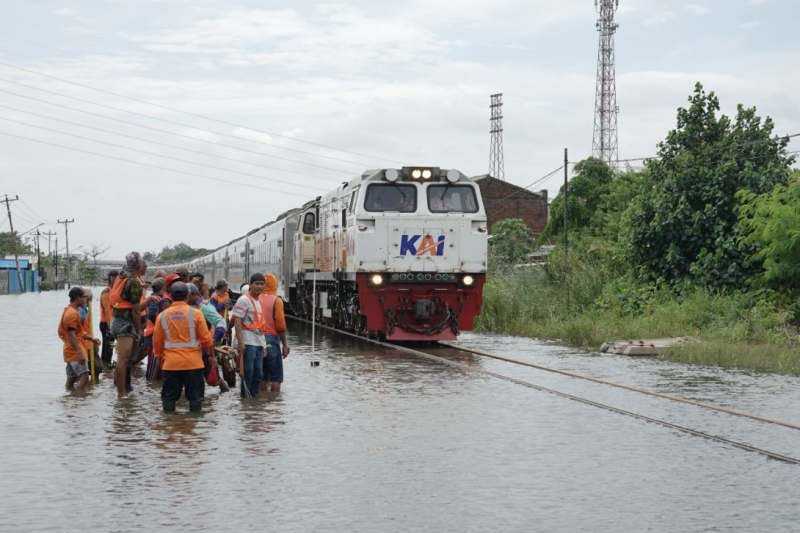 Kereta Dari Semarang Tujuan Jakarta Dibatalkan Akibat Banjir