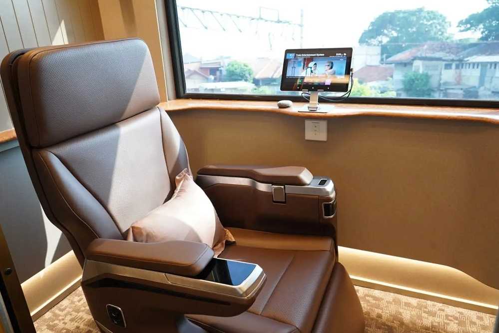 Kereta Suite Class Compartment Laris Manis