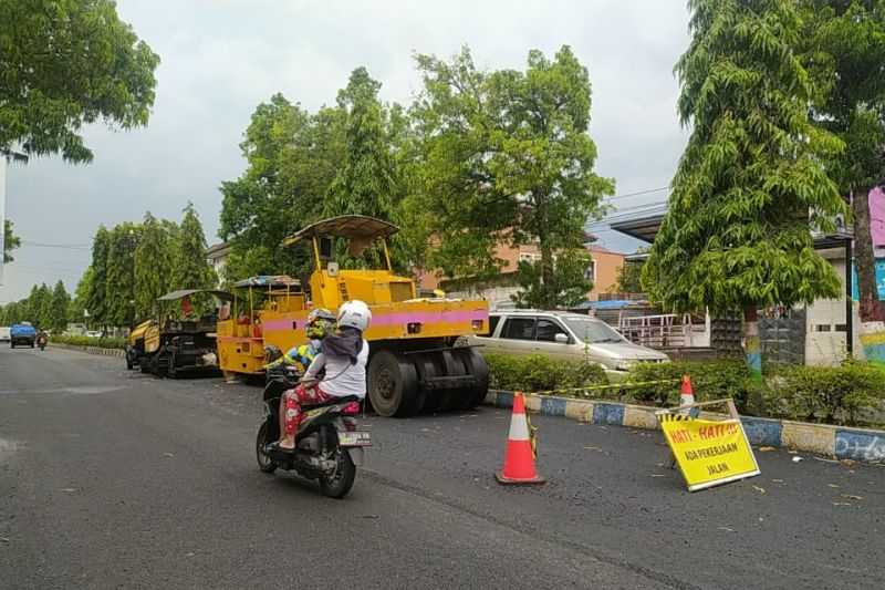 Kerjaan Molor, Belasan Kontraktor Perbaikan Jalan Didenda hingga Rp4 Juta/Hari