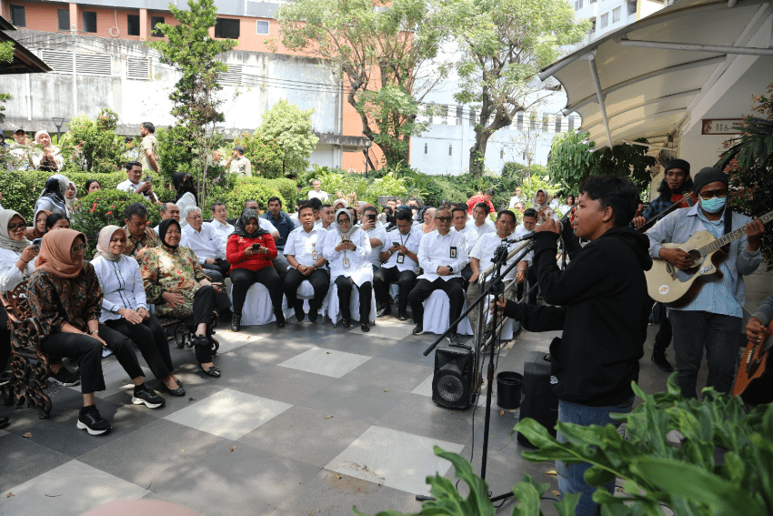 Keseruan Mini Konser Musisi Jalanan di Hadapan Mensos Risma