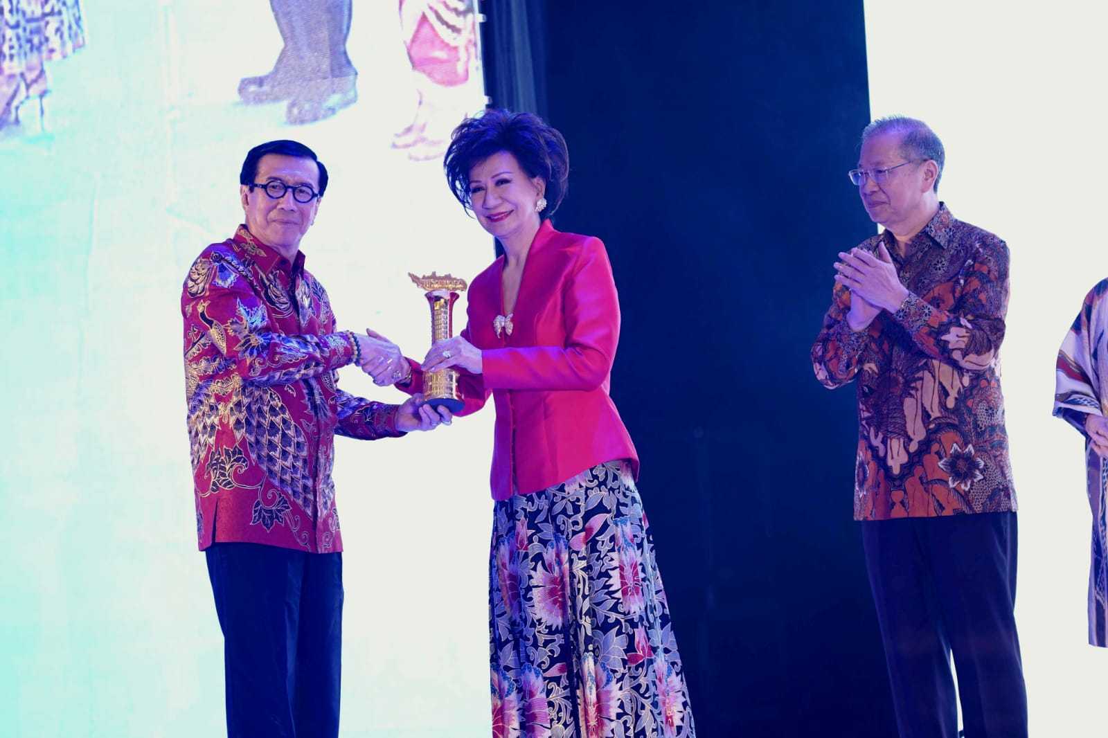 Kesetiaan pada Pelestarian Seni Budaya Nusantara, Rina Ciputra Raih Penghargaan Nusantara Awards 2024