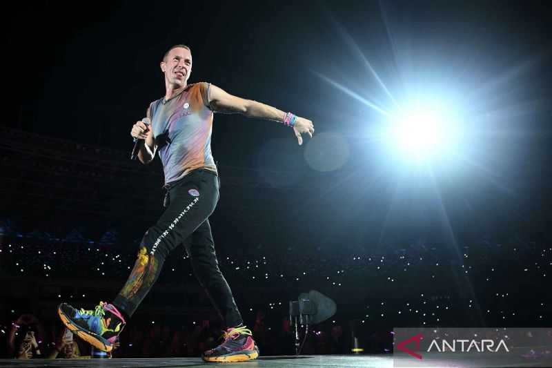 Ketika Chris Martin Coldplay Berpantun 'Pinjam Seratus' ke Penonton