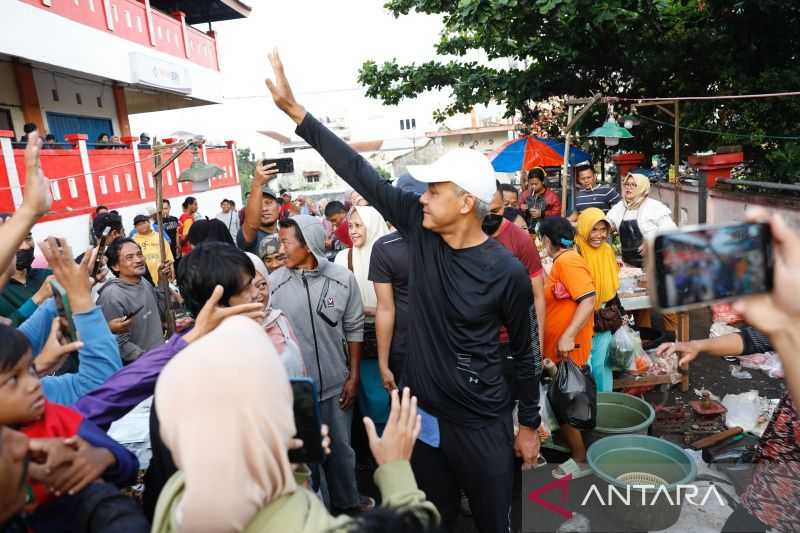 Ketika Ganjar Diteriaki Presiden Rakyat di Pasar Projo Ambarawa