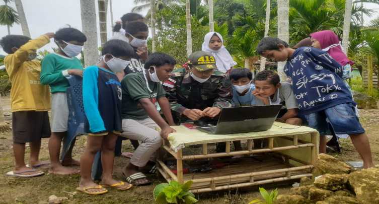Ketika Para Prajurit TNI Ajari Anak Papua di Perbatasan Agar Melek Digital