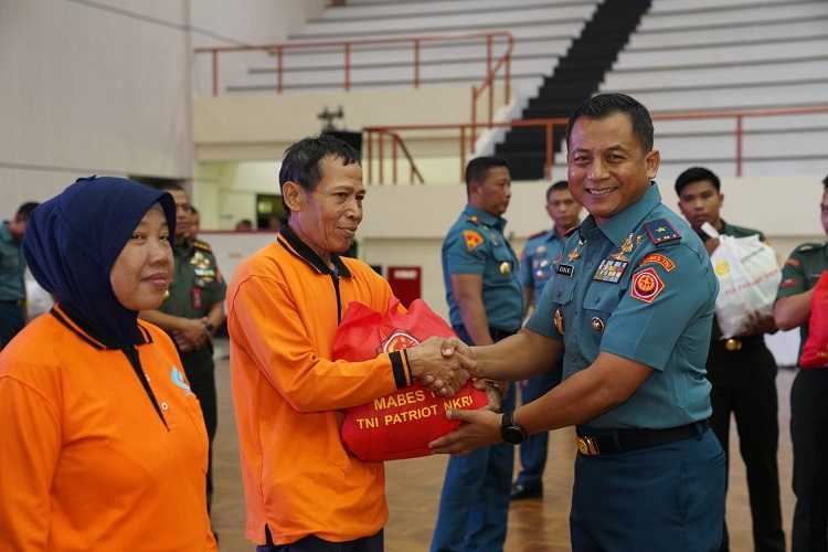 Ketum Dharma Pertiwi Beri Bantuan Sembako