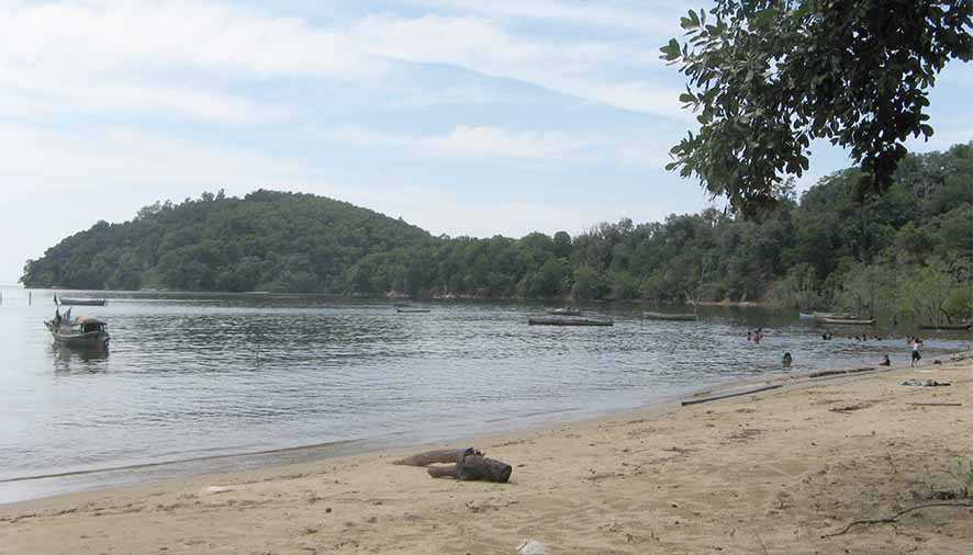 Keunikan Pantai Pulau Datok  yang Melengkung di Antara Dua Bukit