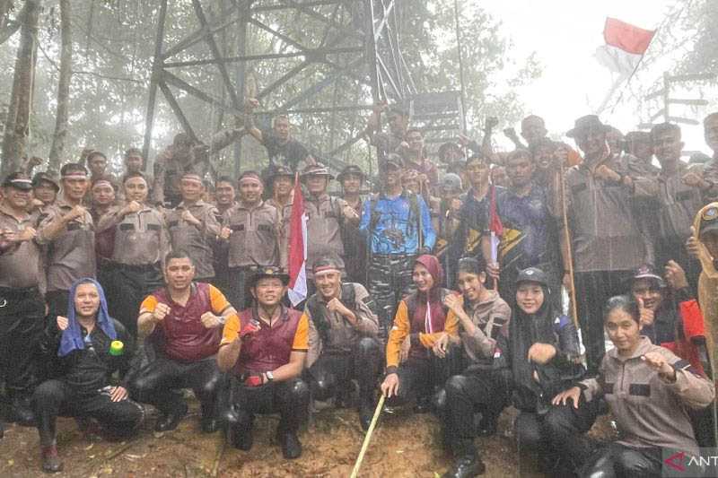 Kibar Merah Putih di Puncak Gunung Bintan