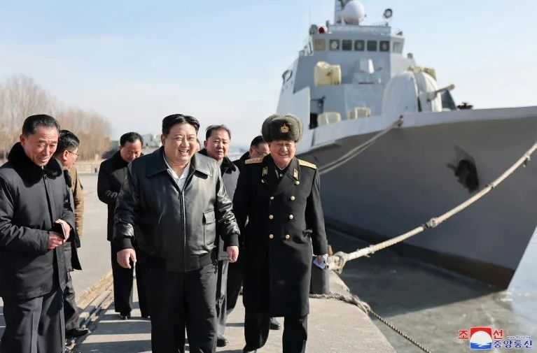 Kim Jong Un Lakukan Inspeksi Kapal Perang Saat Korut Bersiap Hadapi Konflik