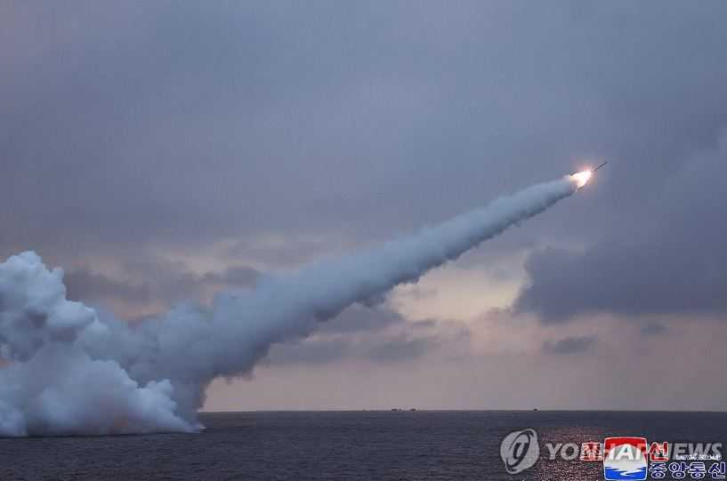 Kim Jong Un Pantau Uji Coba Rudal Jelajah yang Diluncurkan dari Kapal Selam