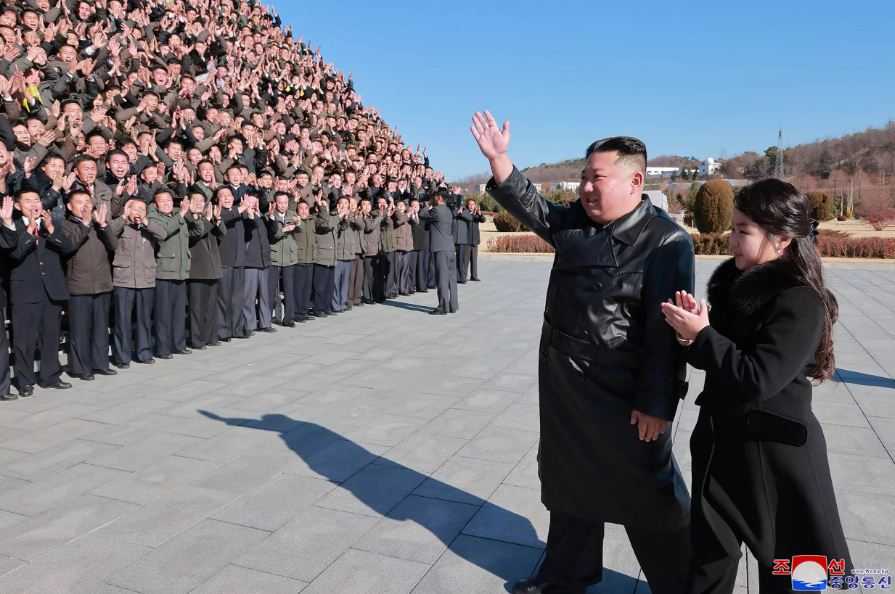 Kim Jong Un Pertama Kali Tunjukkan Putrinya Ju Ae ke Publik