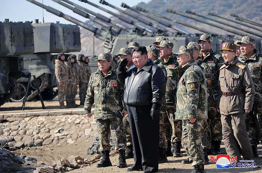 Kim Jong-un Tinjau Latihan Artileri di Perbatasan