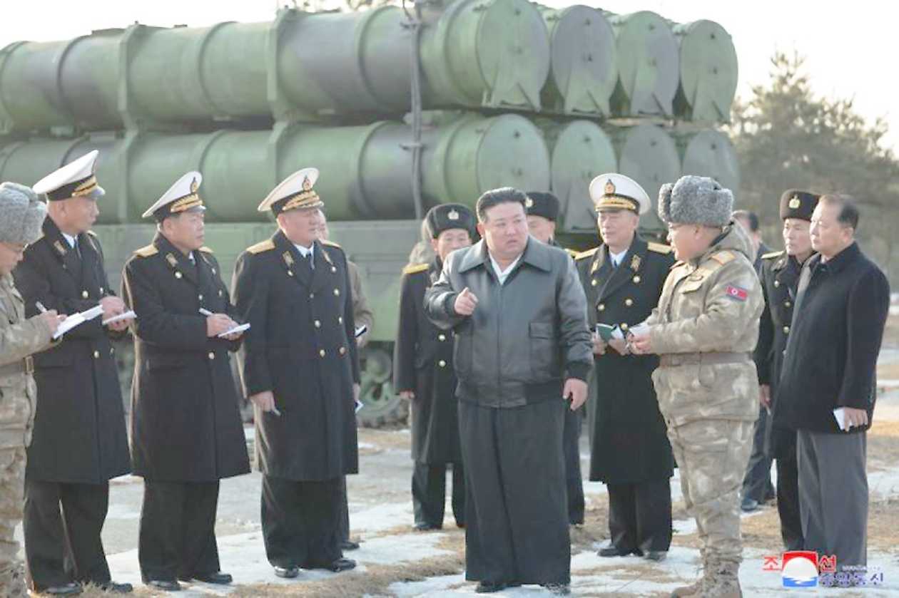 Kim Jong Un Tinjau Uji Coba Rudal Darat ke Kaut Terbaru