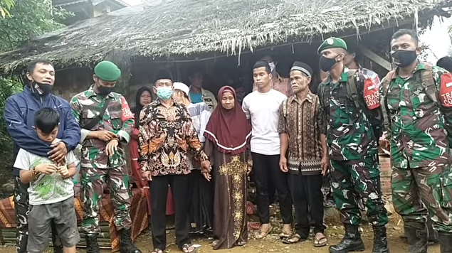 Kisah Inspiratif! Anak Penjual Gula Lulus Jadi Prajurit TNI, Momen Pulang Disambut Satu Kampung