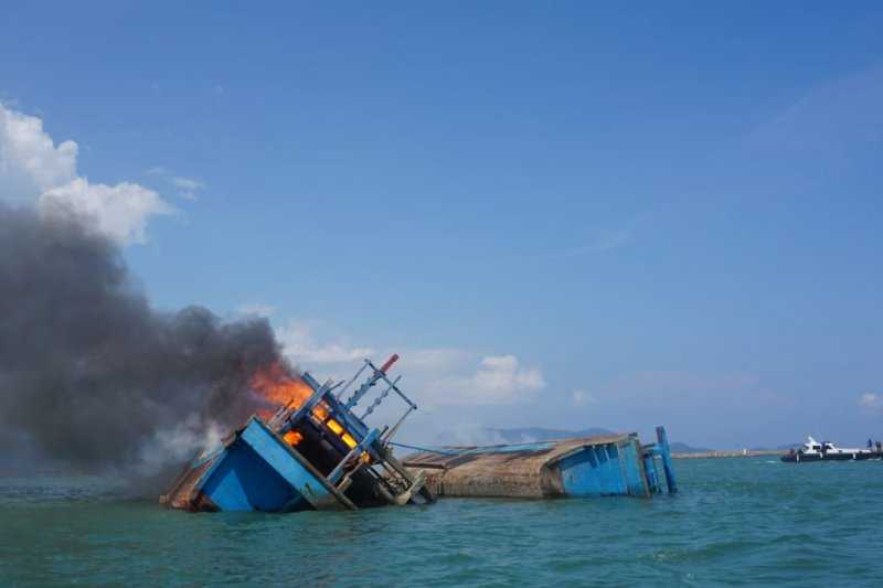 KKP-Kejaksaan Tenggelamkan Dua Kapal Pencuri Ikan di Aceh