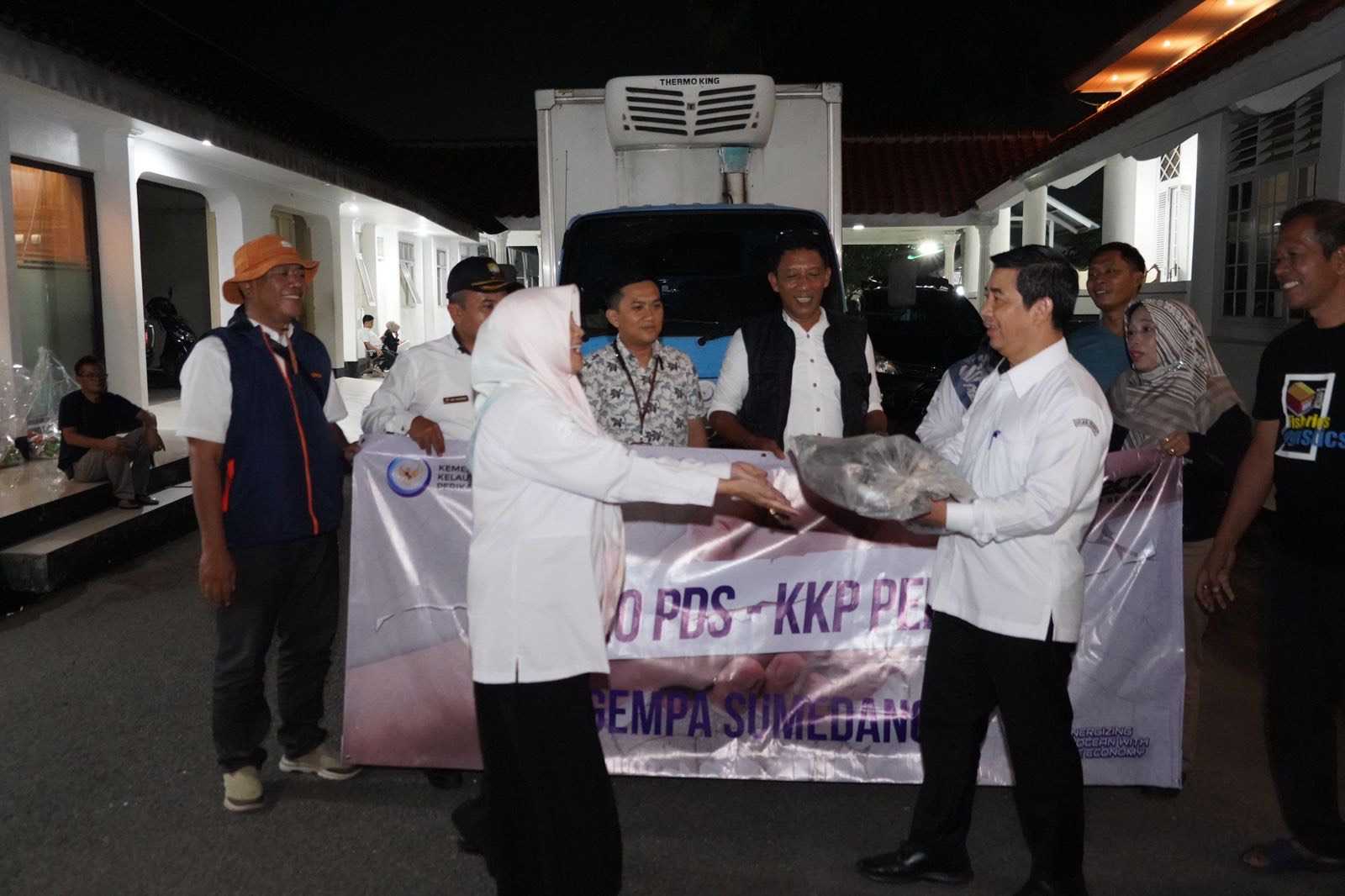 KKP Kirim Bantuan 1,6 Ton Ikan untuk Korban Gempa Sumedang