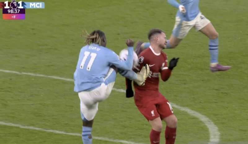 Klopp Nilai Liverpool Layak Dapat Penalti di Insiden Doku Tendang Macca