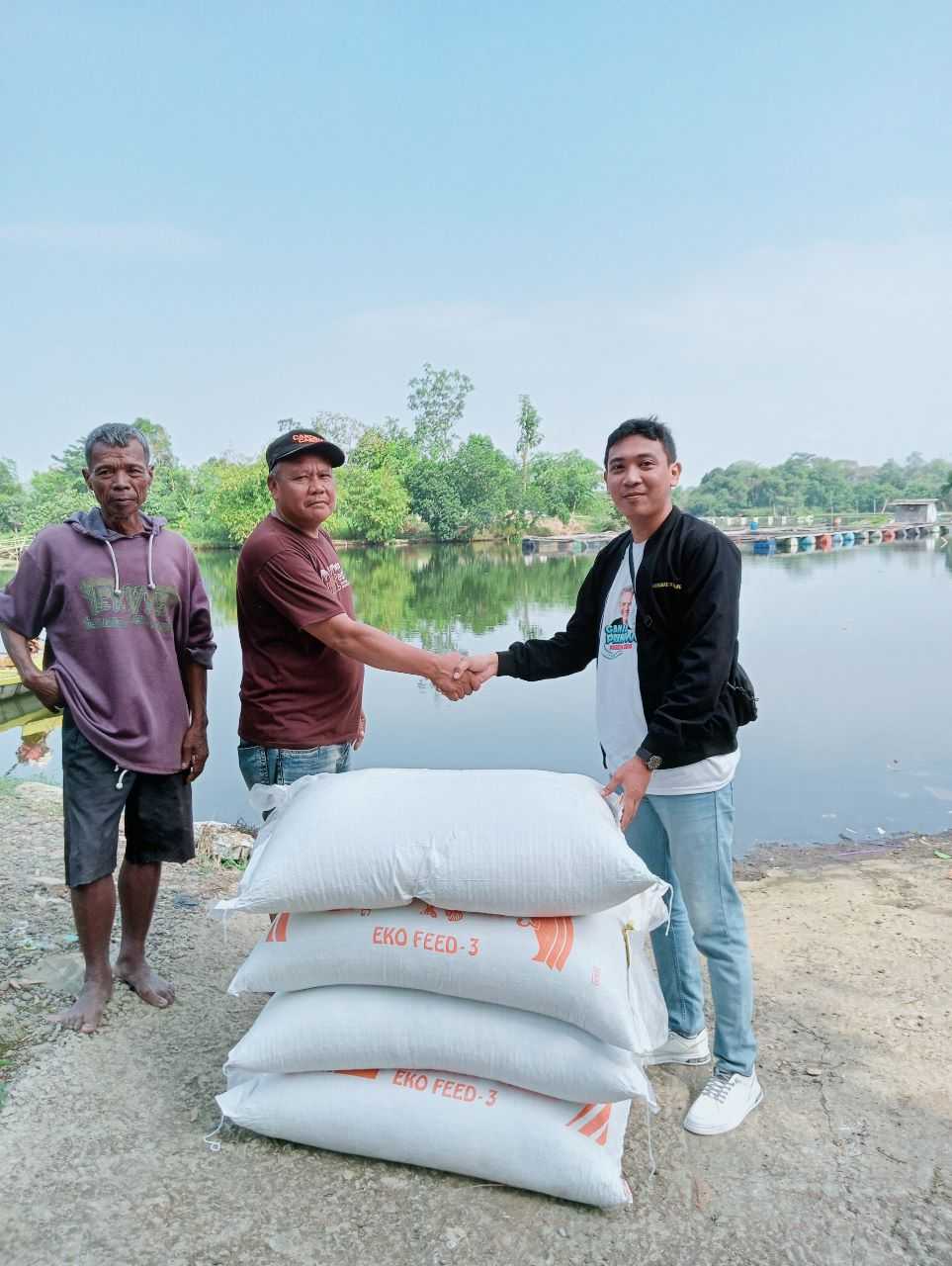 KNP Dukung Ganjar Silaturahmi dan Beri Bantuan Pakan Ikan Untuk Nelayan Tambak di Karawang 1